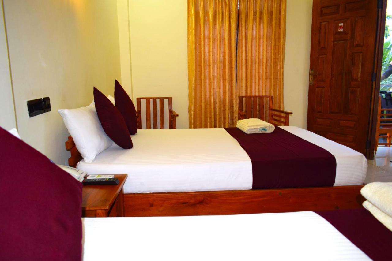 Luxury Everest Hotel Trincomalee Exterior photo