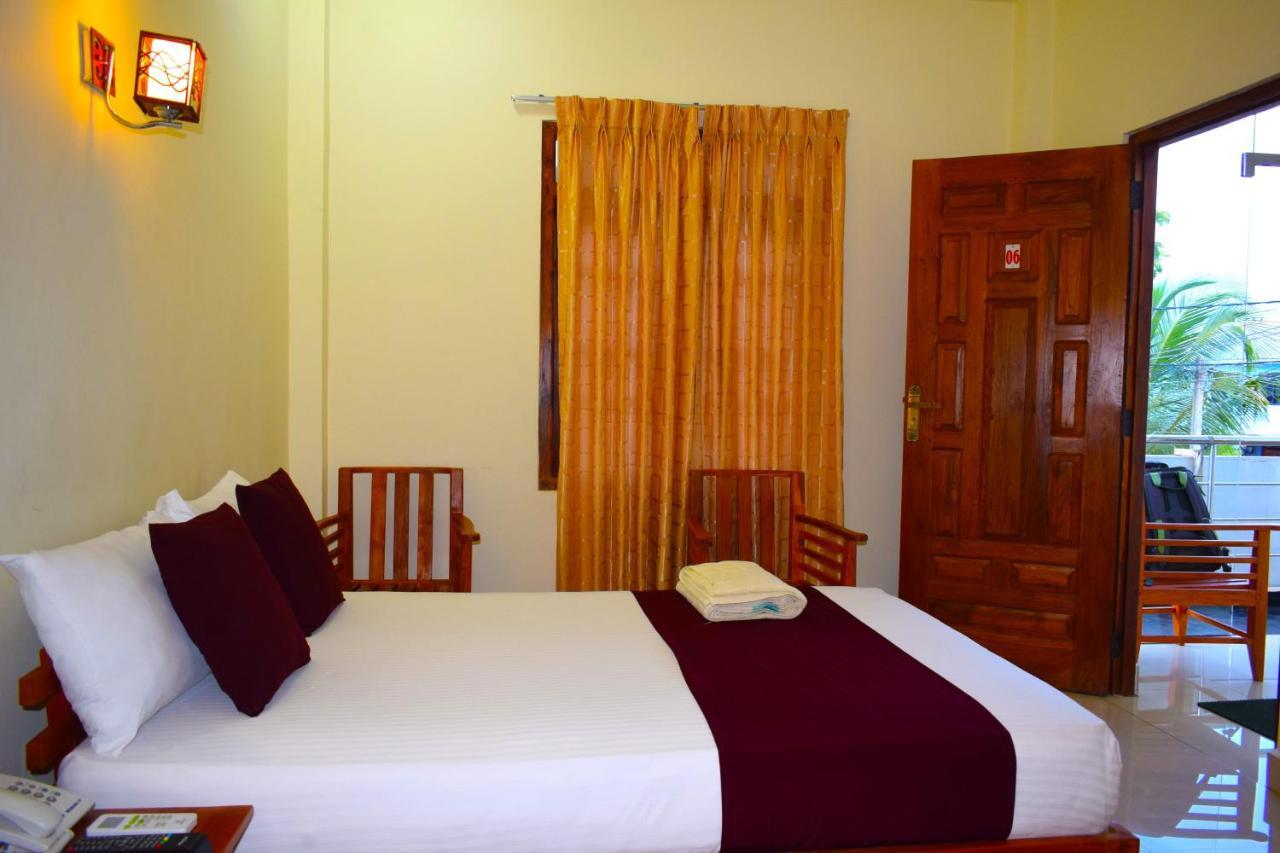 Luxury Everest Hotel Trincomalee Exterior photo
