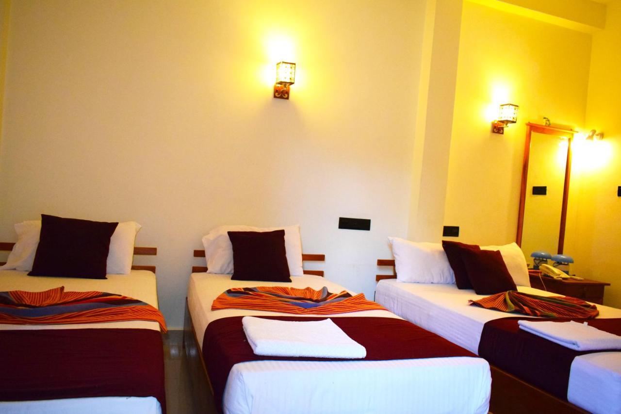 Luxury Everest Hotel Trincomalee Exterior photo