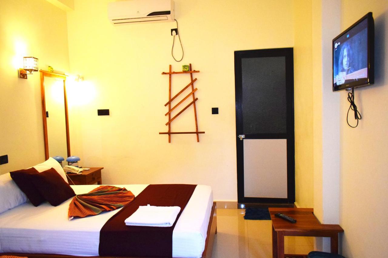 Luxury Everest Hotel Trincomalee Exterior photo