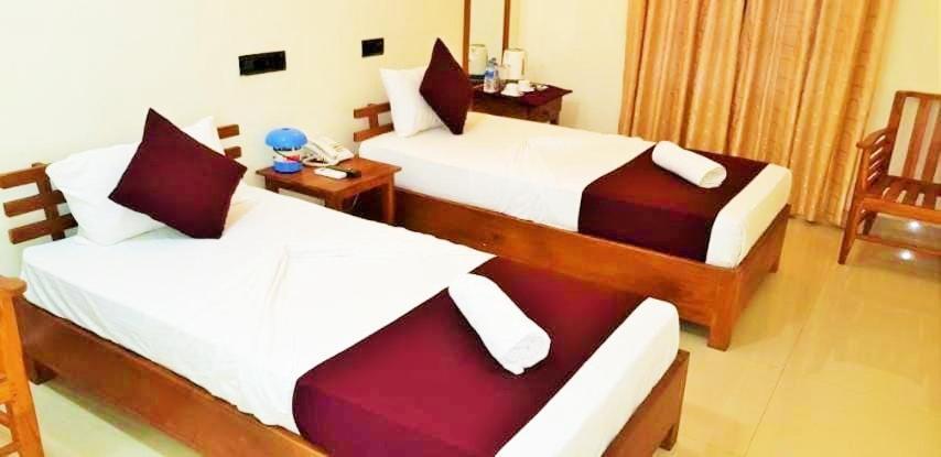Luxury Everest Hotel Trincomalee Exterior photo