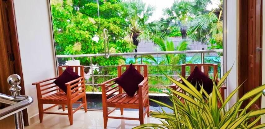 Luxury Everest Hotel Trincomalee Exterior photo