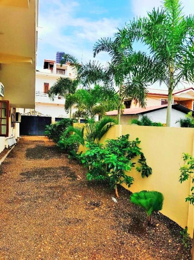 Luxury Everest Hotel Trincomalee Exterior photo