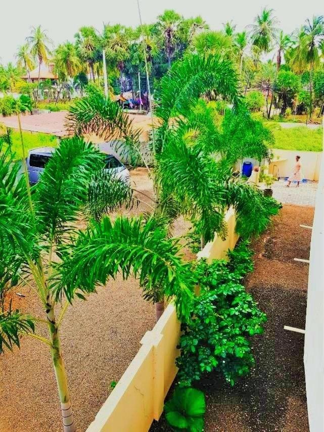 Luxury Everest Hotel Trincomalee Exterior photo